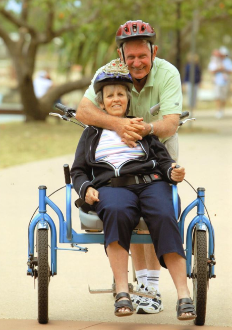 Bill Forward adaptou uma bicicleta para que sua esposa, Glad, diagnosticada com Alzheimer, pudesse continuar aproveitando os tradicionais passeios de bicicleta do casal independentemente de suas dificuldades locomotoras