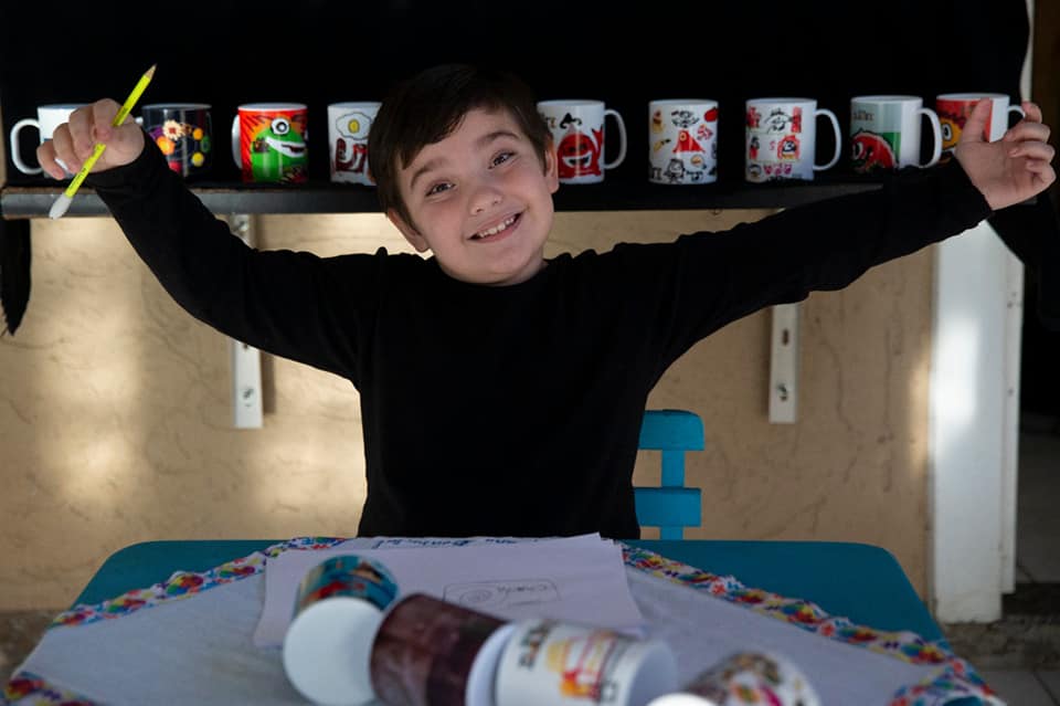 Menino autista apaixonado por desenhar está "salvando" a família com suas canecas