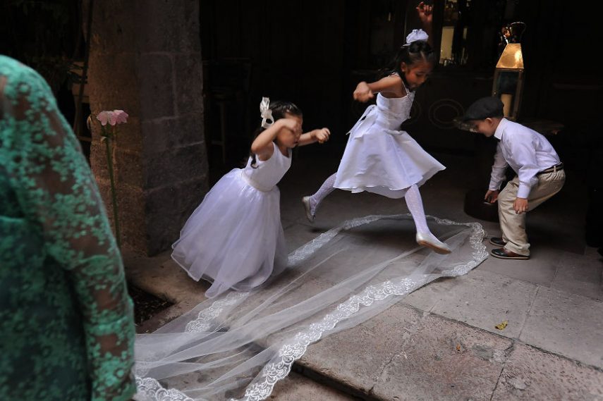 Fotógrafos flagram crianças roubando a cena em casamentos