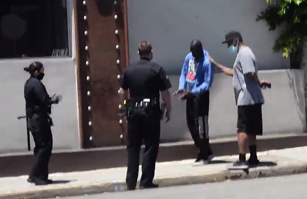 Denzel Whashington desce do carro para ajudar morador de rua em perigo