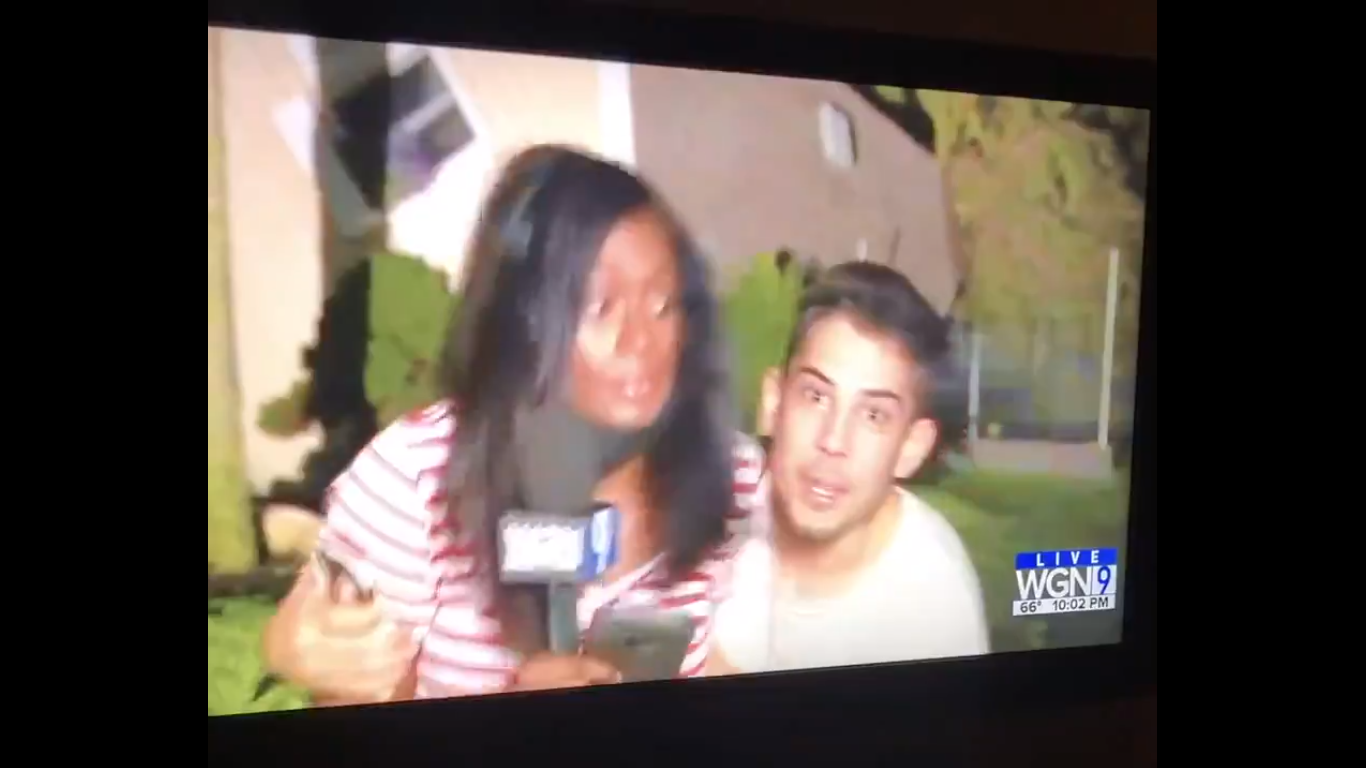 Homem é preso após assediar repórter ao vivo nos EUA; assista