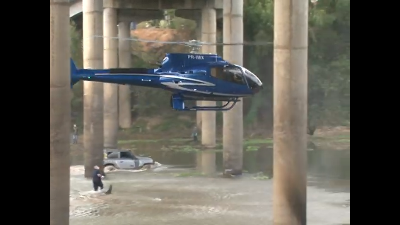 Em manobra arriscada, helicóptero passa por baixo de ponte em SC; assista