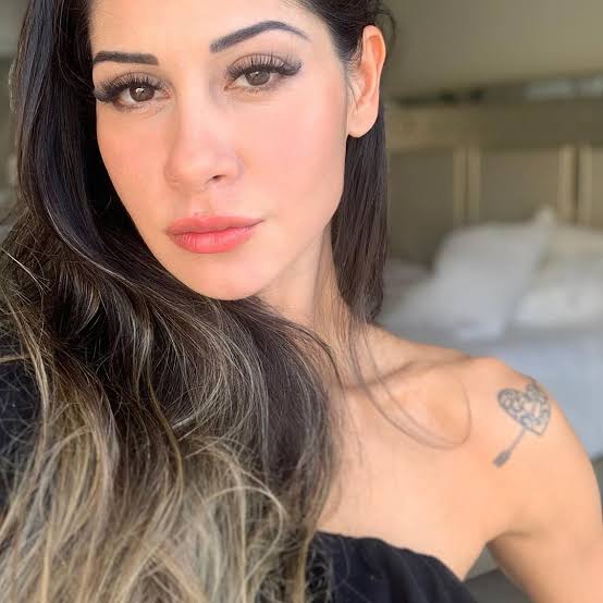 Mayra Cardi posa de lingerie e fala sobre autoestima na internet