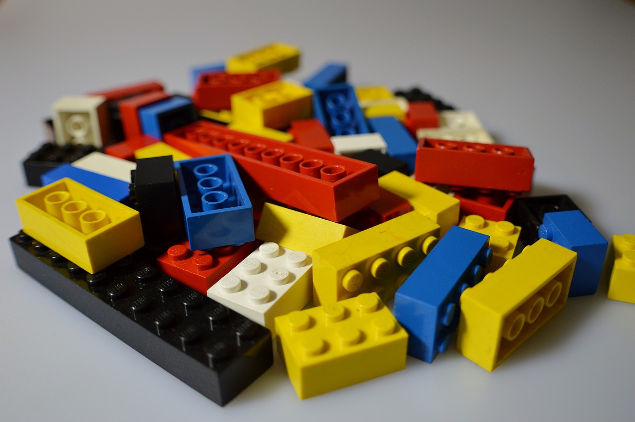 Instituição desafia público a andar sobre peças de Lego por uma boa causa