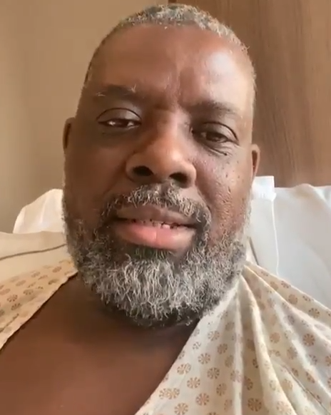 Após ser internado, Péricles acalma fãs em vídeo: 'em breve volto a cantar'