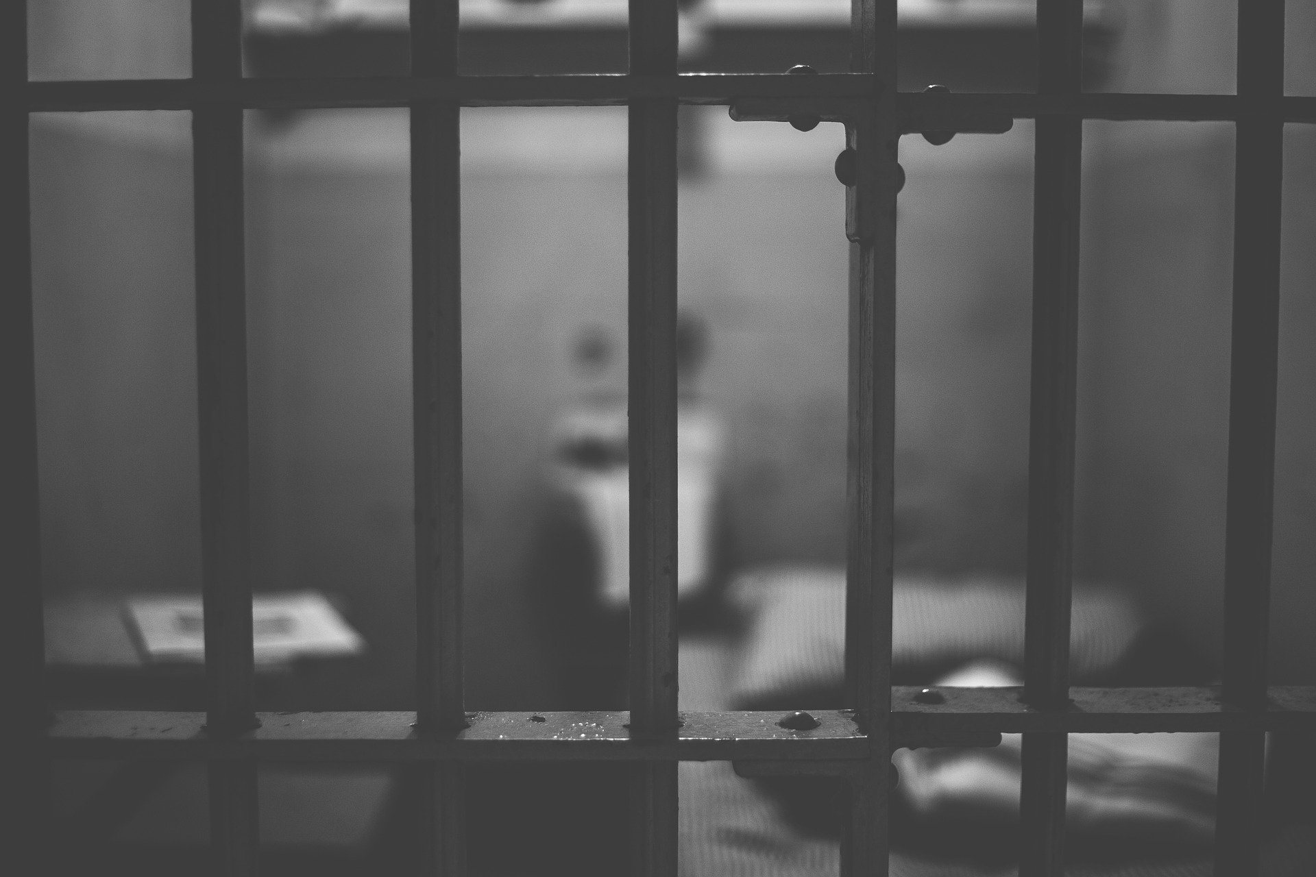 Homem pede para voltar à prisão após brigar muito com a mulher na quarentena