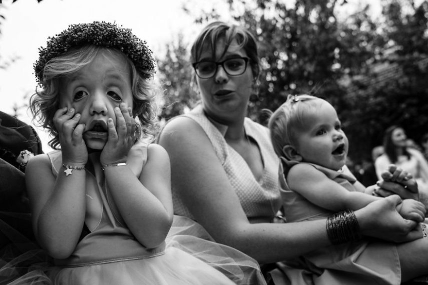 Fotógrafos flagram crianças roubando a cena em casamentos