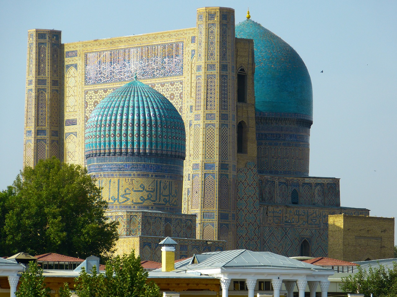Uzbequistão pagará R$ 16.380 a turista que pegar coronavírus no país