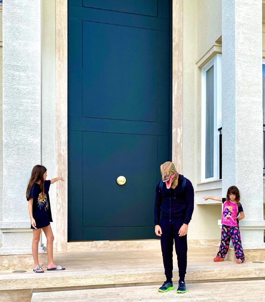 E esta porta da casa do Rodrigo Faro? Tamanho impressiona fãs: 'é um portal'