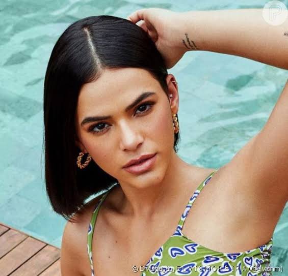 Bruna Marquezine revela progresso da transição capilar: "cachinhos voltando"