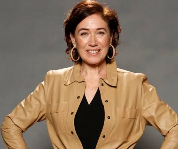 Lília Cabral posta foto do início da carreira com corpinho esbelto e encanta
