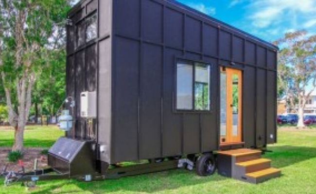 Casa móvel conta com painéis solares e caixa d'água
