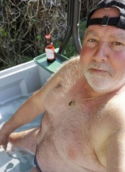 Desempregado aproveita motor de barco para criar banheira de hidromassagem