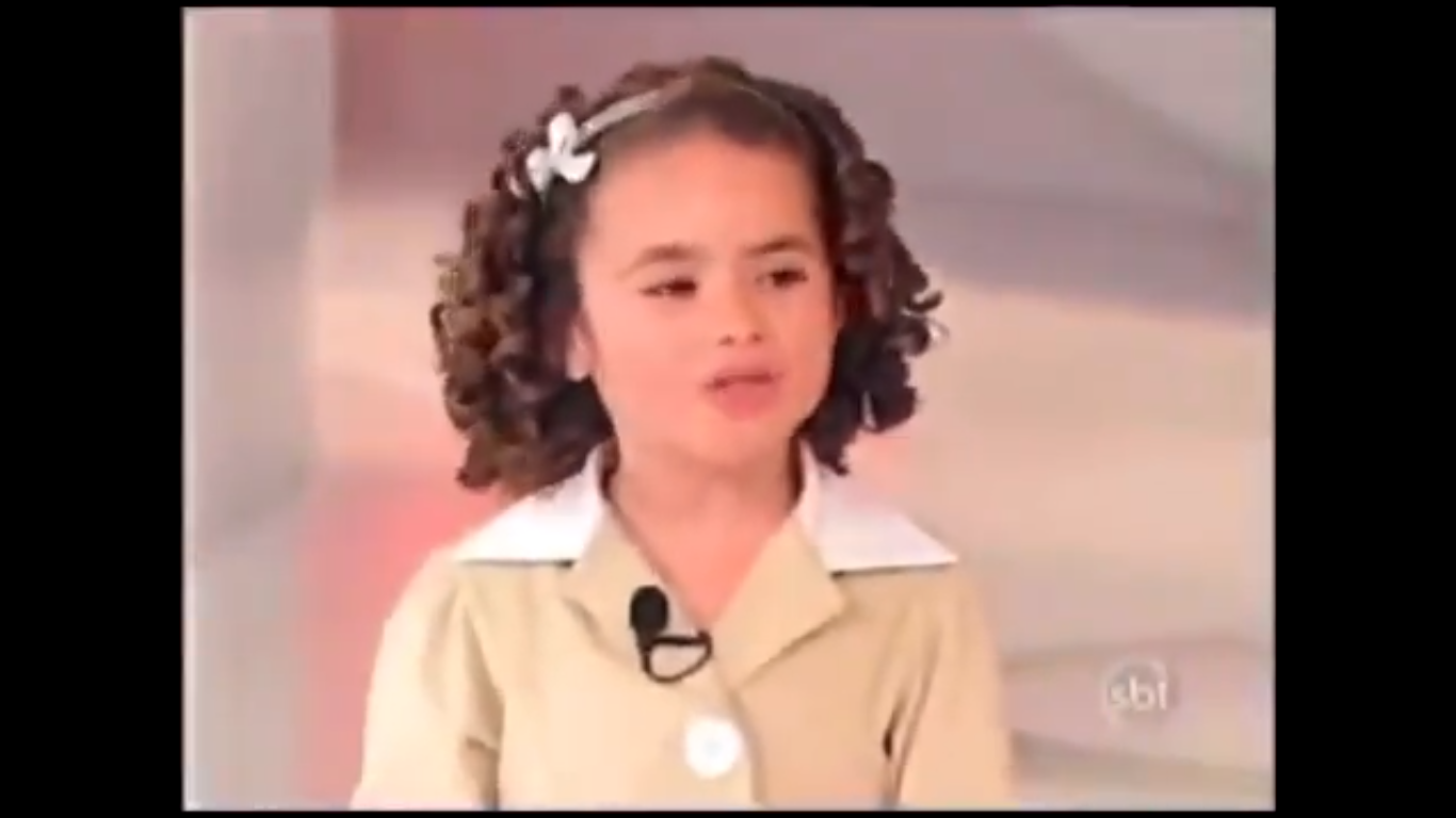 Vidente? Em 2009, Maisa comprou álcool em gel e quis ficar a 1 metro de Eliana