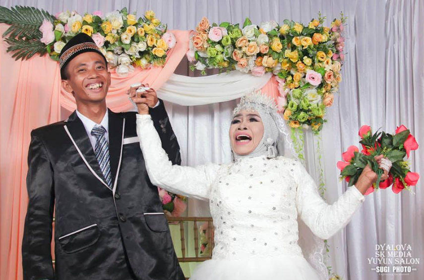 Ardi Waras (24) pediu a mãe adotiva, Mbah Gambreng (65), em casamento um ano após ser adotado. O casal vive na província da Sumatra do Sul, na Indonésia