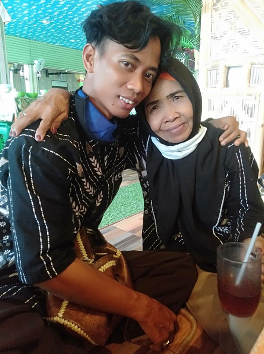 Mãe e filho adotivo se casam na Indonésia