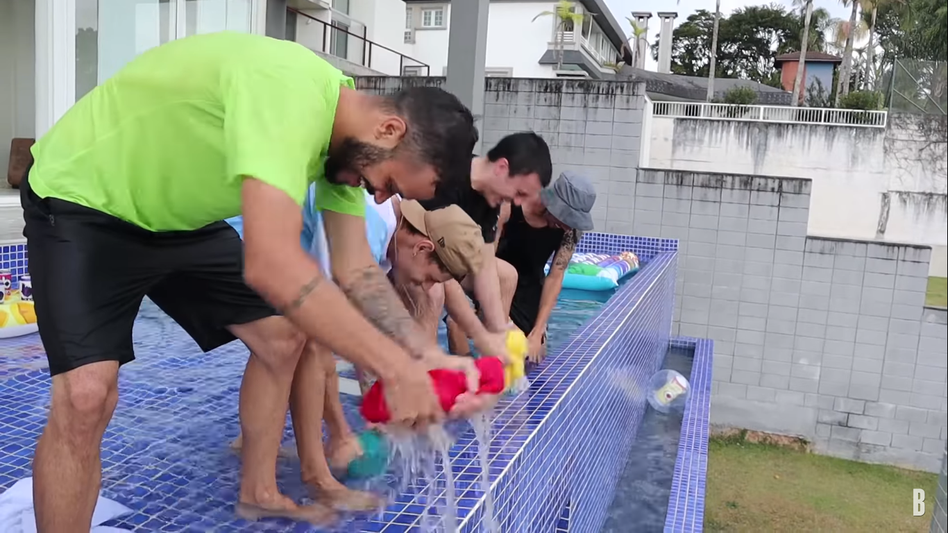 Youtuber viraliza com vídeo "esvaziando a piscina só torcendo a toalha"