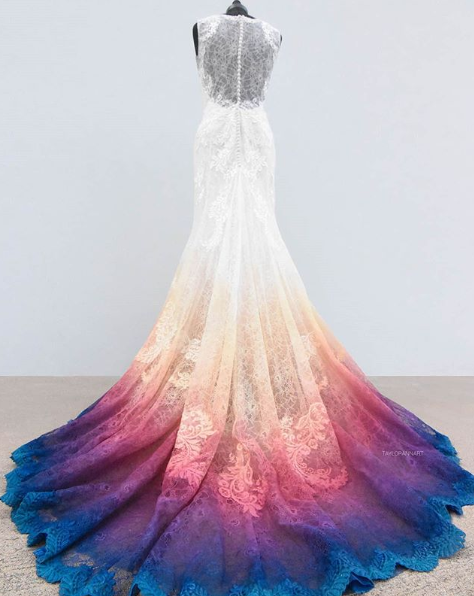 Após seu vestido viralizar, a artista Taylor Ann Linko resolver tornar o sonho de outras noivas em realidade. A profissional faz as customizações à mão e os resultados vão te fazer repensar o branco clássico
