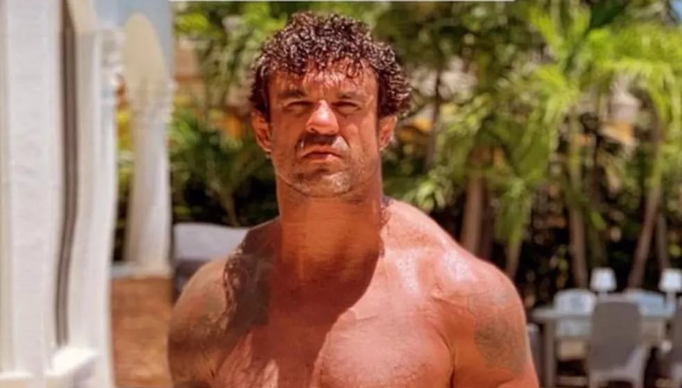 Lutador Vitor Belfort impressiona com forma física em foto pós-treino