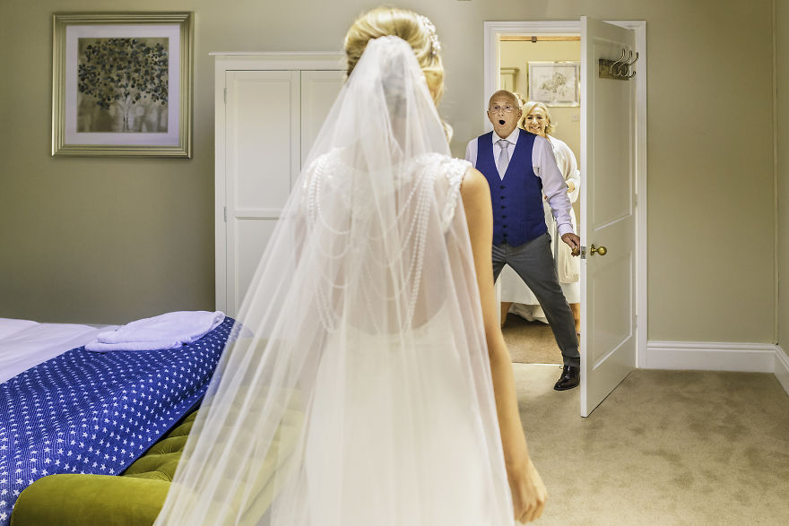Fotos emocionam ao mostrarem o 1º encontro entre pais e filhas no casamento