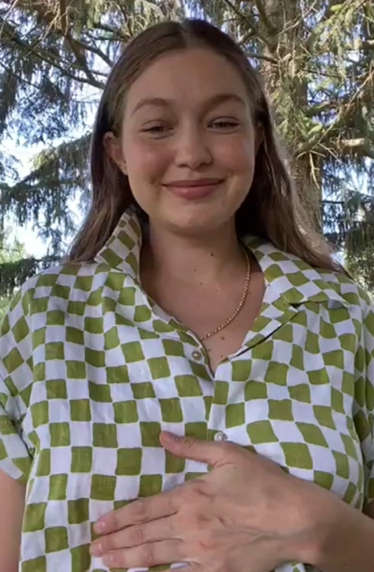 Gigi Hadid exibe barriguinha de grávida pela primeira vez