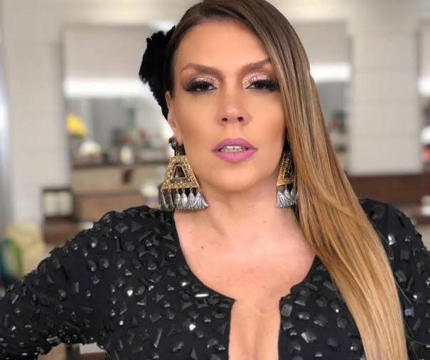 Simony ostenta corpão de biquíni aos 44 anos: "que saudade de uma praia"