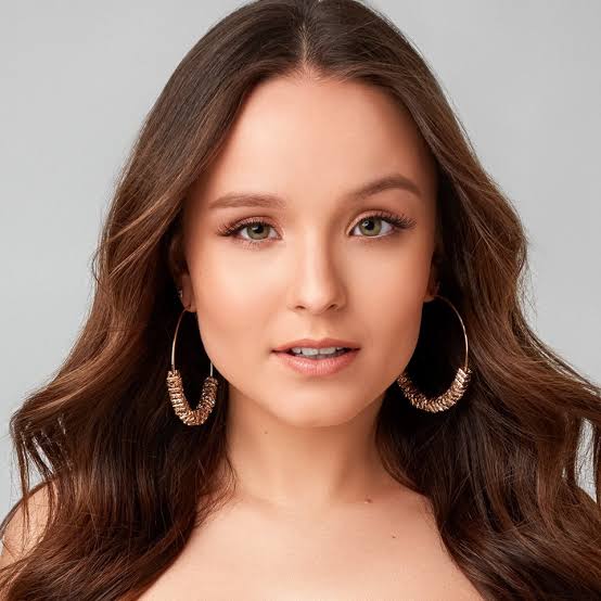 Larissa Manoela alcança 34 milhões de seguidores e festeja com foto de biquíni