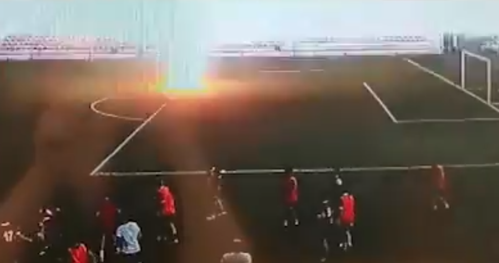 Vídeo flagra jogador de futebol sendo atingido por um raio durante treino
