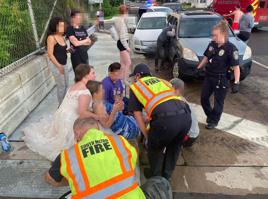 Vestida de noiva, enfermeira atende vítima de acidente ao sair do casamento