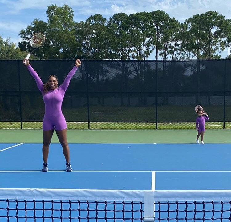Serena Williams e a filha, Alexis Olympia, arrancaram elogios dos internautas ao treinarem com looks combinando