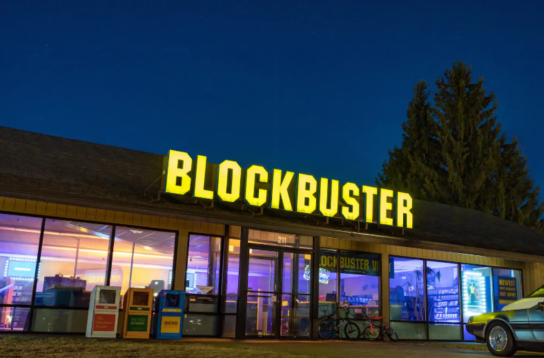  É possível passar uma noite na última loja da Blockbuster, localizada na cidade de Bend, em Oregon (EUA). O espaço está disponível no Airbnb por tempo limitador e a diária custa apenas R$ 22.