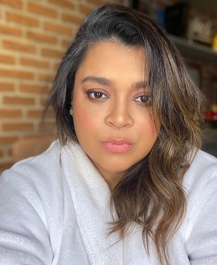 Adeus, fios brancos! Preta Gil radicaliza o visual e pinta cabelo de rosa