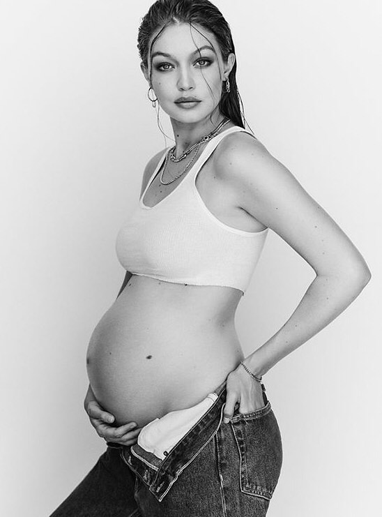Muito discreta em relação à gravidez, modelo revelou as primeiras fotos do barrigão já na reta final da gestação