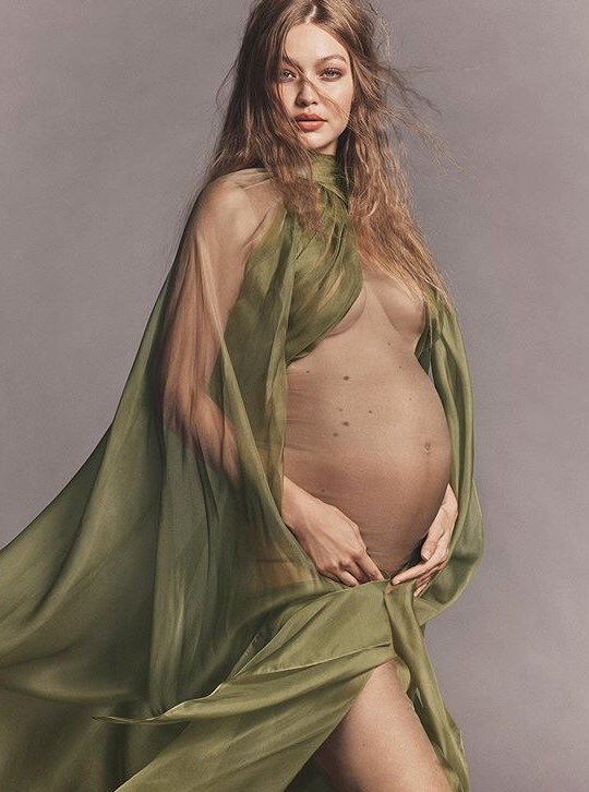 Muito discreta em relação à gravidez, modelo revelou as primeiras fotos do barrigão já na reta final da gestação
