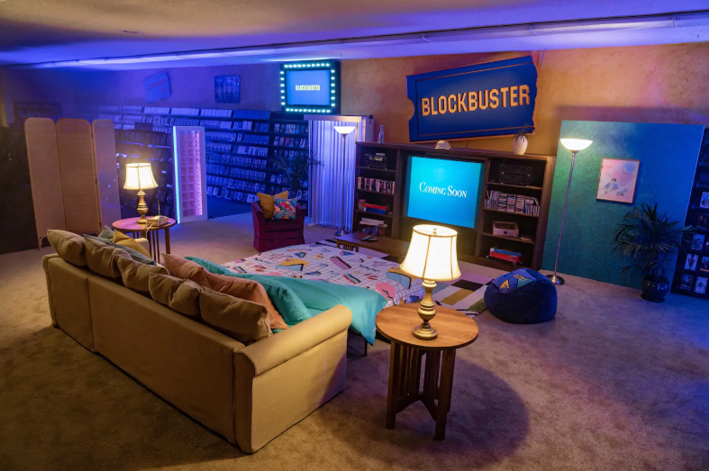  É possível passar uma noite na última loja da Blockbuster, localizada na cidade de Bend, em Oregon (EUA). O espaço está disponível no Airbnb por tempo limitador e a diária custa apenas R$ 22.