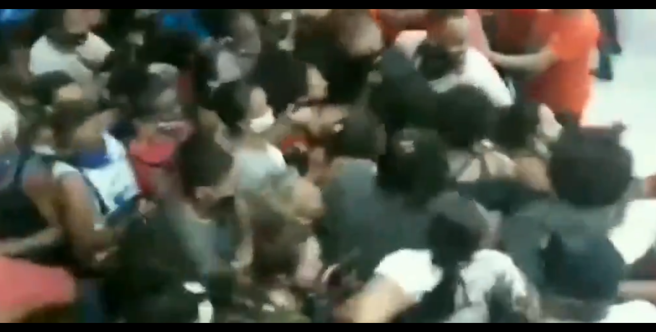 Em plena pandemia, loja causa tumulto com "mega inauguração" no Rio; assista
