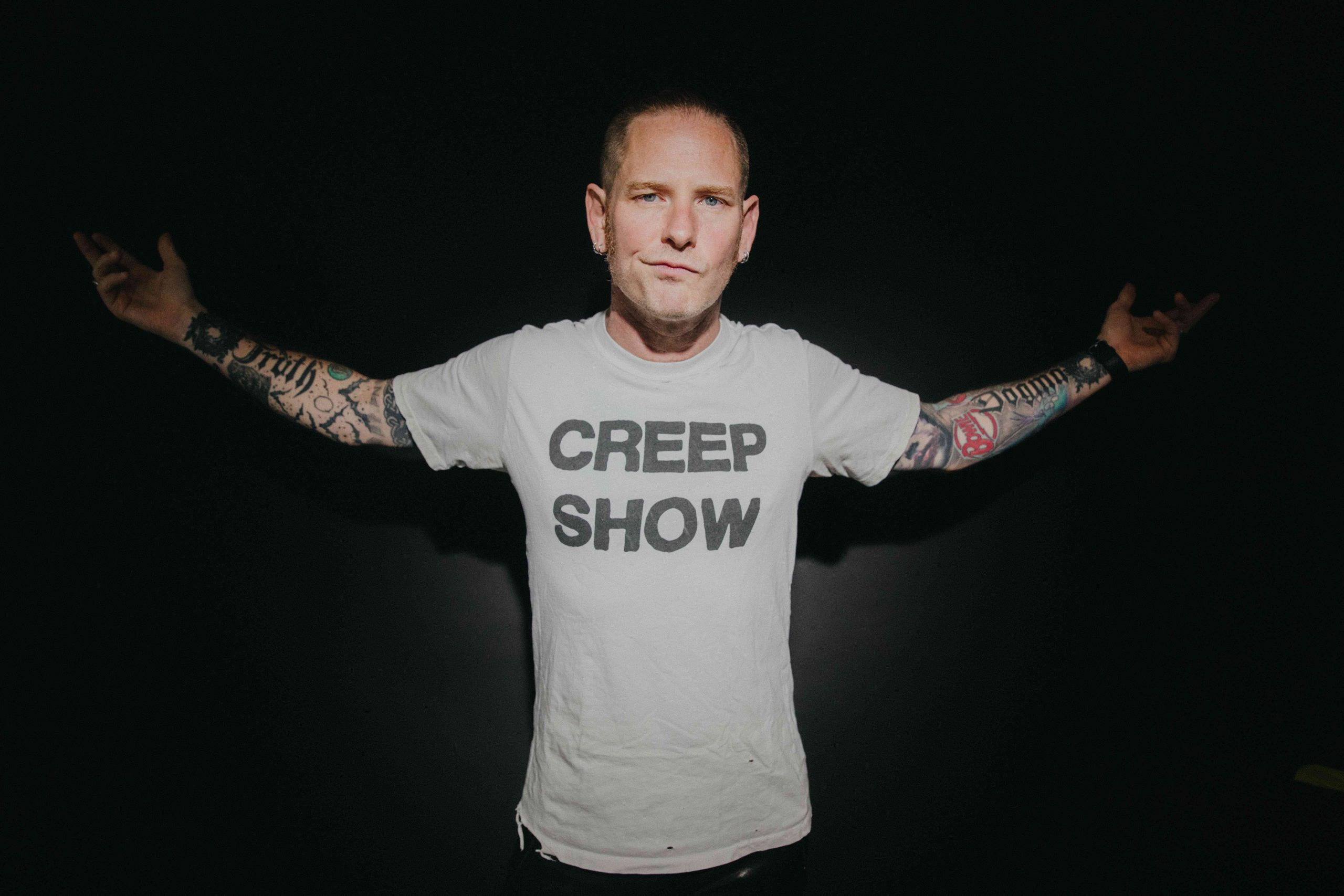 Corey Taylor, vocalista do Slipknot, lança clipe com participação da esposa