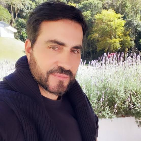 Padre Fábio de Melo muda visual e ganha elogios: "megahair no topete"