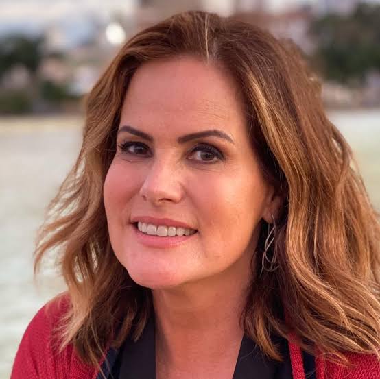 Jornalista Renata Ceribelli abre baú e relembra foto da festa de 15 anos