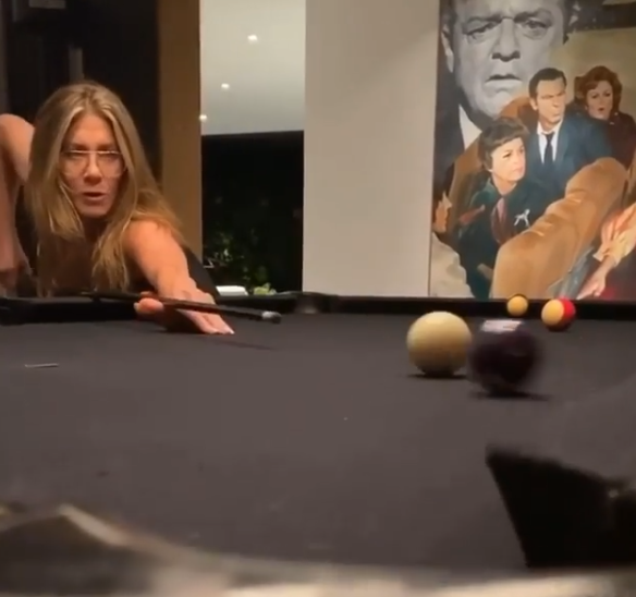 Courteney Cox mostra o 'único defeito' de Jennifer Aniston: jogar sinuca