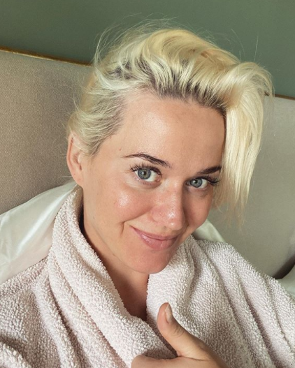 Vida real: Katy Perry faz selfie no espelho exibindo corpo pós-parto