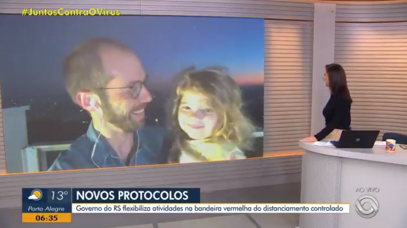Filha de repórter invade telejornal ao vivo e insiste por uma foto; assista