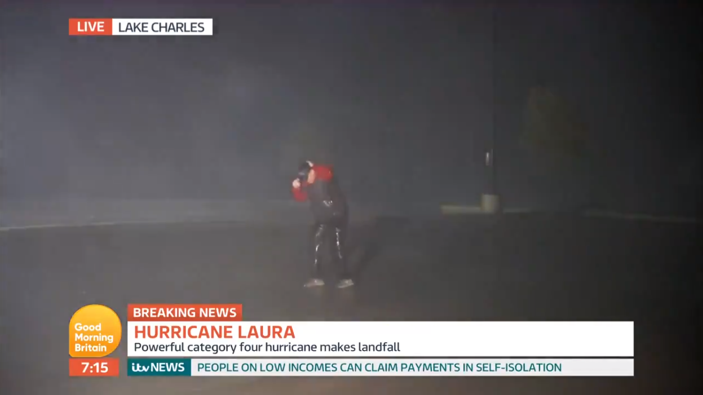 Furacão obriga repórter a interromper entrada ao vivo nos EUA; assista