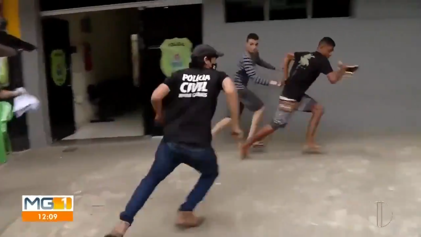 Presos tentam fugir algemados, mas dão de cara com uma árvore; assista