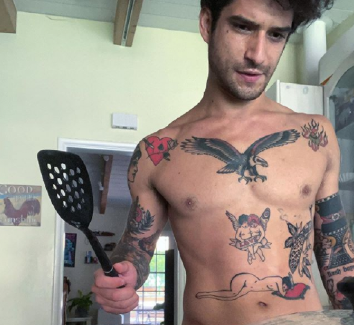 Tyler Posey cozinha pelado e resultado faz fãs pirarem – Vírgula