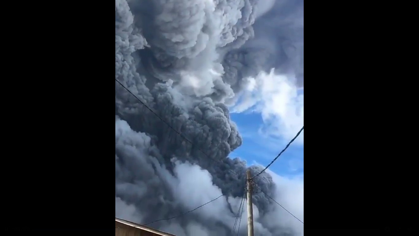 Vulcão na Indonésia entra em erupção e lança nuvens de cinzas de até 5 km; assista