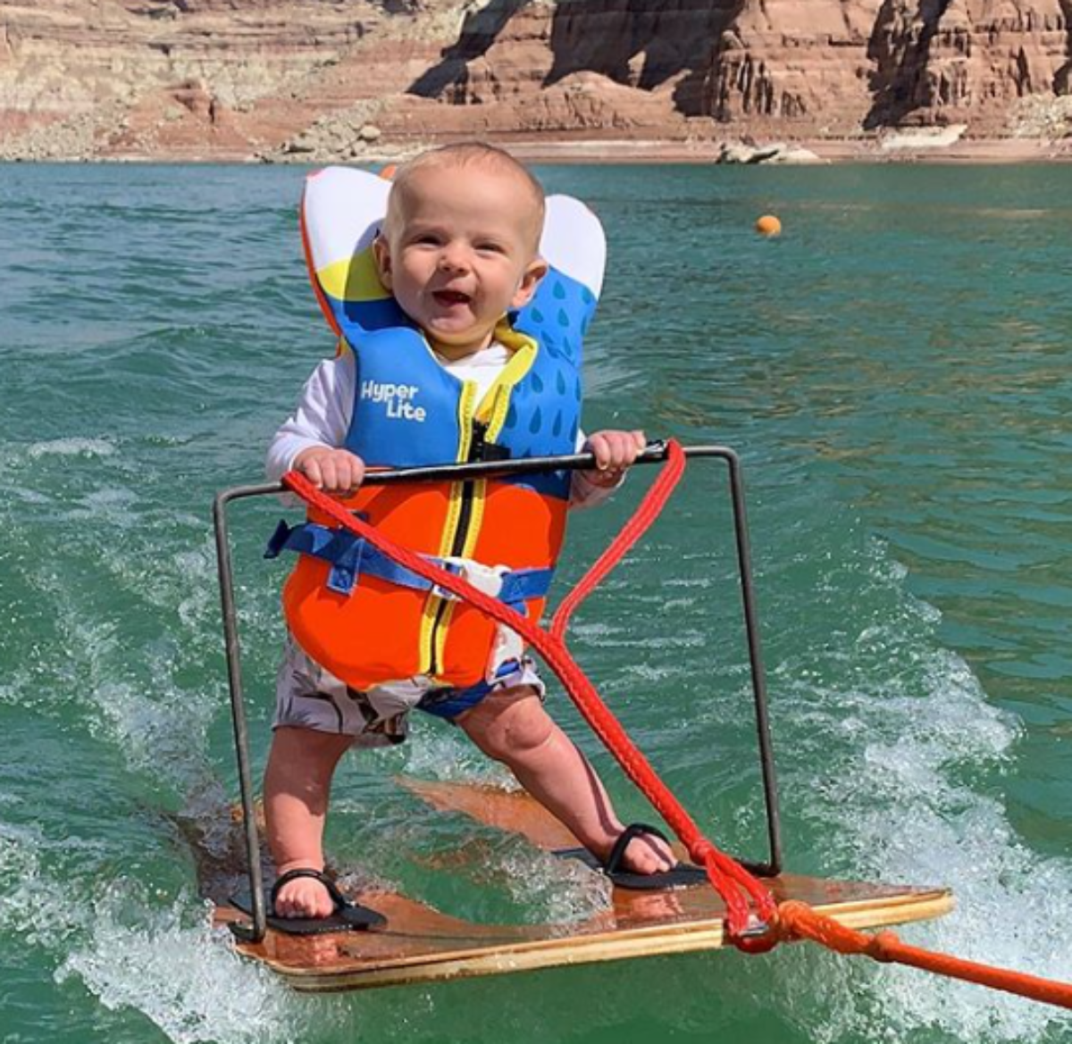 Bebê de seis meses arrasa no esqui aquático e quebra recorde mundial –  Vírgula, image size:1200x1169