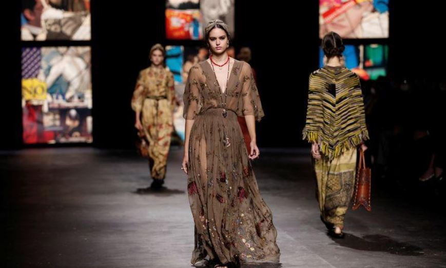 Convidados mascarados e distanciamento social; Dior volta às passarelas