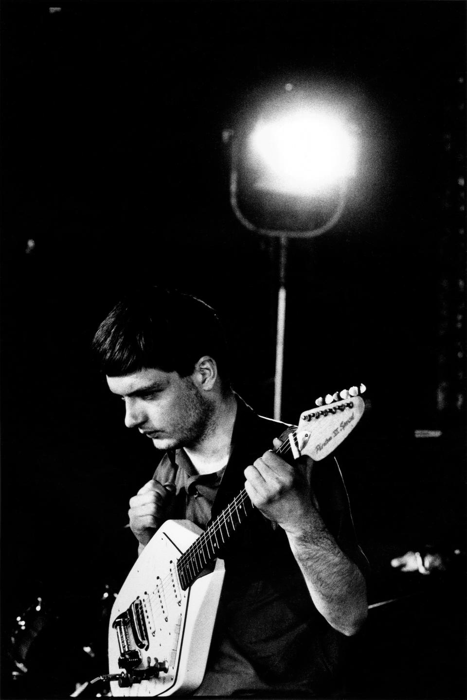 Guitarra usada por Ian Curtis em ‘Love Will Tear Us Apart' será leiloada