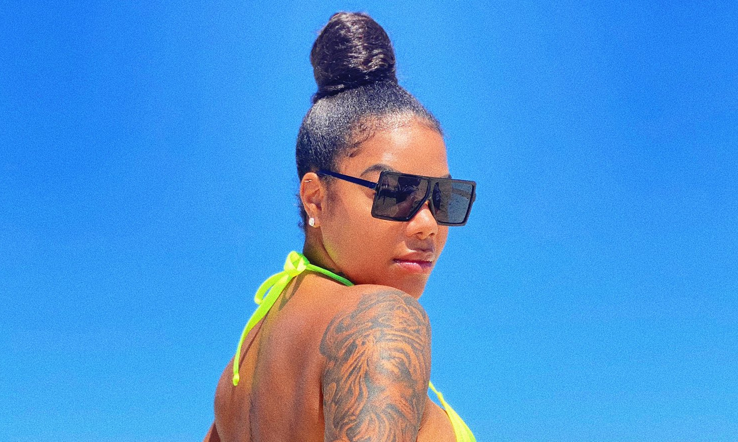 Ludmilla mostra o bumbum em foto de biquíni e enlouquece os fãs